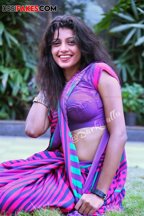Shruthi Rajanikanth hot sexy photo in saree